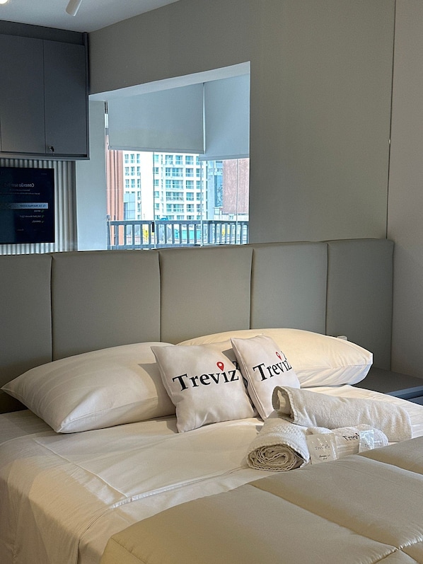 Deluxe Studio | Desk, laptop workspace, free WiFi