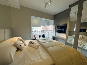 1 habitación, escritorio y espacio para trabajar con laptop
