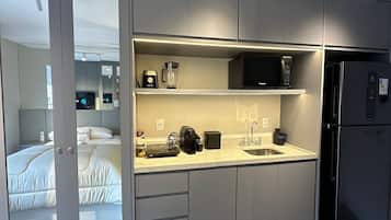Estúdio luxo | Cozinha privada | Geladeira, micro-ondas, cooktop, talheres/pratos/utensílios de cozinha