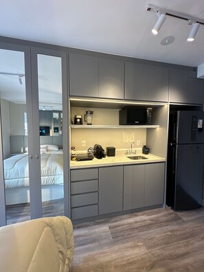 Deluxe studio | Privékeuken | Een koelkast, een microgolfoven, een kookplaat