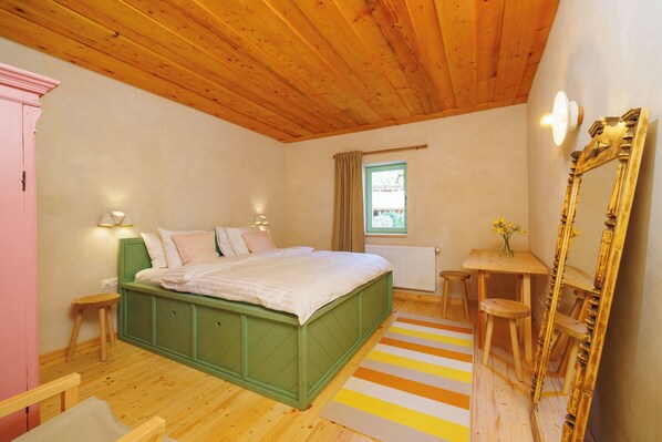 3 chambres, bureau, fer et planche à repasser, lit de bébé portatif