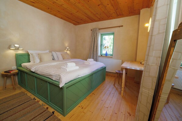 3 bedrooms, desk, iron/ironing board, travel cot