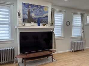 Interior - Squirrel Hill Modern and Cozy 3BR/2BA apartment with AC, WiFi (Pittsburgh)