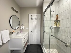 Haartrockner, Bidet, Handtücher, Seife