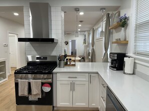 Private kitchen - Squirrel Hill Modern and Cozy 3BR/2BA apartment with AC, WiFi (Pittsburgh)