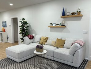 Living area - Squirrel Hill Modern and Cozy 3BR/2BA apartment with AC, WiFi (Pittsburgh)