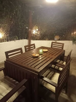 تناول الطعام بالخارج