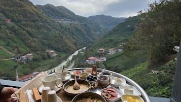 Desayuno típico de la región gratuito y diario
