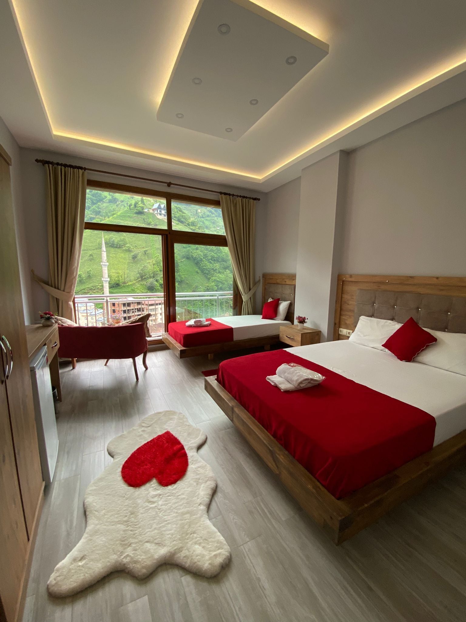 غرفة ديلوكس ثلاثية | ملاءات إيطالية من طراز فريتي وأغطية فراش متميزة ومكتب