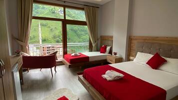 Deluxe-Dreibettzimmer | Italienische Bettbezüge von Frette, hochwertige Bettwaren, Schreibtisch