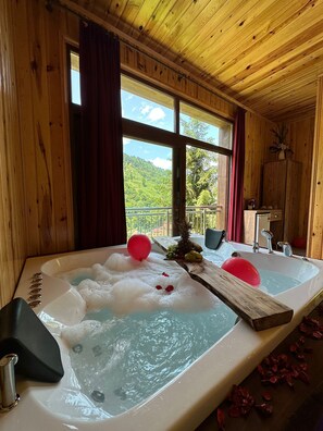 43-inch TV with cable channels - Vadidekal Suit Hotel (Ardesen)