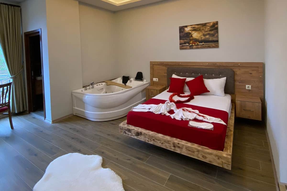 Elite tweepersoonskamer | Italiaanse Frette-lakens, luxe beddengoed, een bureau