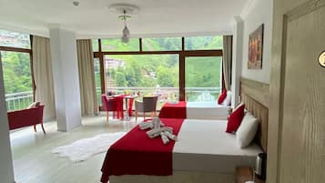 Habitación cuádruple Premium | Sábanas italianas Frette, ropa de cama de alta calidad, escritorio