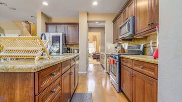 Refrigerador, microondas, horno, placa de cocina