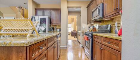 ثلاجة، ميكروويف، فرن، موقد طهي مسطح