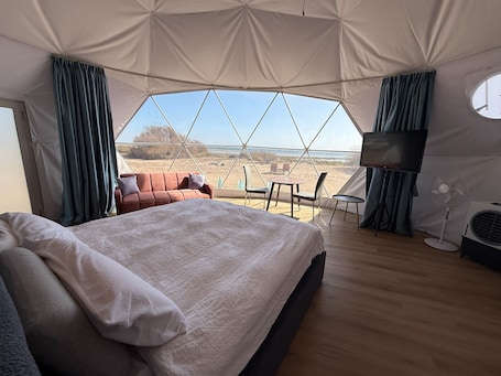 1 bedroom. Beachfront Dome- Eco-Friendly Glamping Dome! Linen provided!
