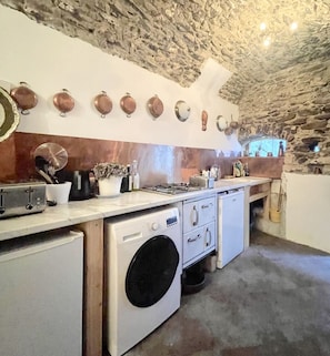 Private kitchen - Sleeps 8 Casa Valentino Isolabona Liguria Italy Free parking WIFI Sun Terrace (Isolabona)