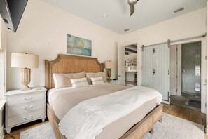 5 slaapkamers, een bureau, een strijkplank/strijkijzer, reisbedje