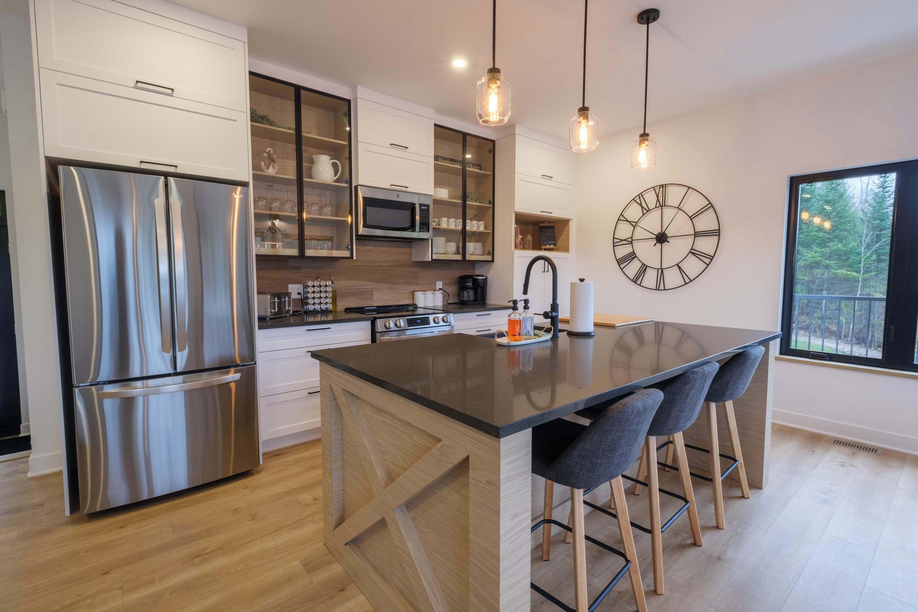 Réfrigérateur, micro-ondes, four, plaque de cuisson