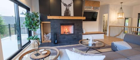 TV, fireplace