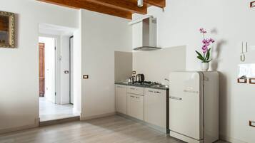 Réfrigérateur, micro-ondes, cafetiÚre/bouilloire, bouilloire électrique