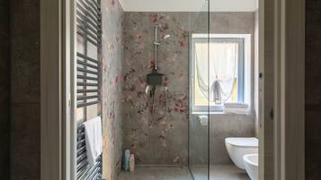 Douche, sĂšche-cheveux, serviettes fournies, savon