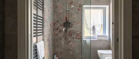 Dusche, Haartrockner, Bidet, Handtücher
