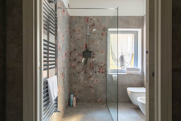 Een douche, een haardroger, een bidet, handdoeken