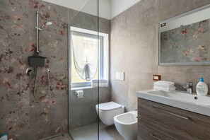 Douche, sèche-cheveux, serviettes fournies, savon