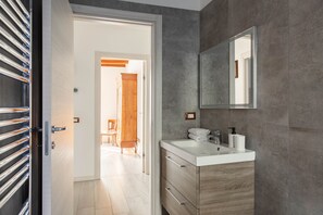 Dusche, Haartrockner, Bidet, Handtücher