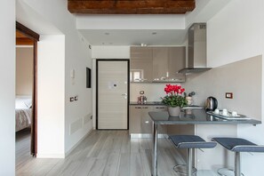 Kühlschrank, Mikrowelle, Wasserkocher mit Kaffee-/Teezubehör