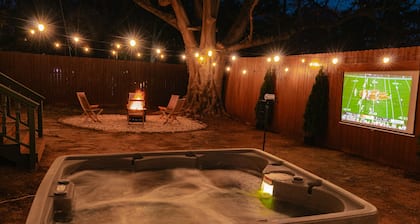 Hot Tub & Designer Speakeasy 8 minutes Downtown GVL, Outdoor Theater, Piano