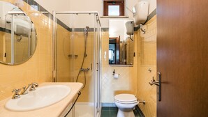 A bathroom with a shower, toilet, and sink. - Tenuta Pantano Borghese - Apartment 14 (Monte Compatri)