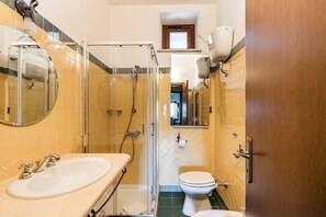 Douche, sèche-cheveux