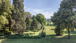 A well-maintained garden with various trees and neatly trimmed hedges. - Tenuta Pantano Borghese - Apartment 14 (Monte Compatri)
