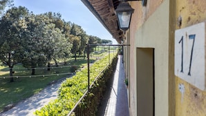 A balcony with a view of a garden and trees. - Tenuta Pantano Borghese - Apartment 18 (Monte Compatri)