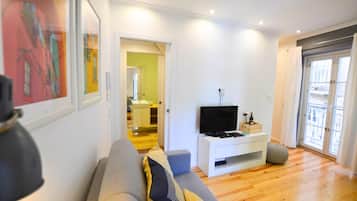 Traditional Townhome, 2 Bedrooms, Non Smoking | Living room | 29-inch flat-screen TV with satellite channels