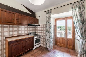 Een koelkast, een microgolfoven, een oven, een broodrooster