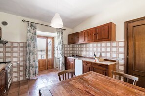 Een koelkast, een microgolfoven, een oven, een broodrooster