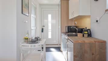 Fridge, microwave, oven, coffee/tea maker