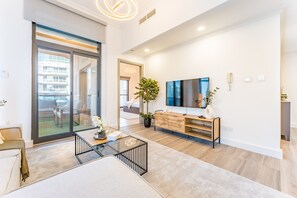 TV - Terrace and Marina Views 1BR Near JBR, Ain Dubai and Major Landmarks, Zumurud (Dubai)