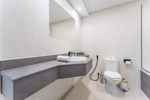 Shower, hair dryer, towels, soap - Terrace and Marina Views 1BR Near JBR, Ain Dubai and Major Landmarks, Zumurud (Dubai)