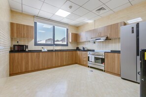 Fridge, microwave, oven, stovetop - Sea Views 4BR + Assistant's Room Villa with Heated Pool, Sharm - Al Dana Villa (Fujairah)