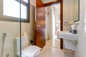 Dusch, hårtork, handdukar och tvål