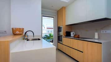 Apartamento | Cozinha privada | Geladeira, micro-ondas, fogão, cooktop