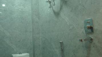 Douche, serviettes fournies, savon, shampoing