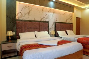 1 bedroom, desk, WiFi, bed sheets - Deluxe Twin Double Bedroom with Private Ganga View Balcony. (Varanasi)
