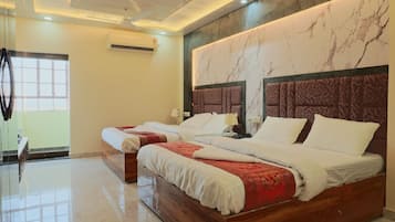 1 bedroom, desk, WiFi, bed sheets