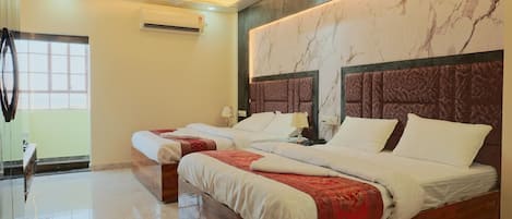 1 bedroom, desk, WiFi, bed sheets