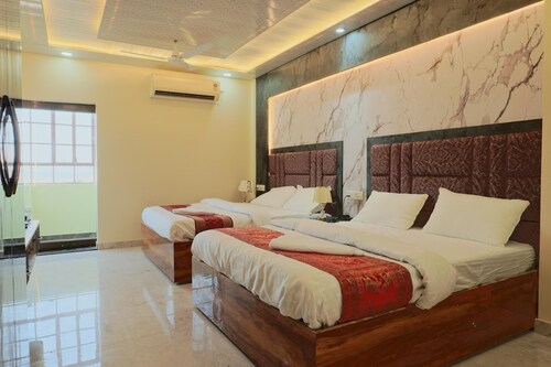 Deluxe Twin Double Bedroom with Private Ganga View Balcony.